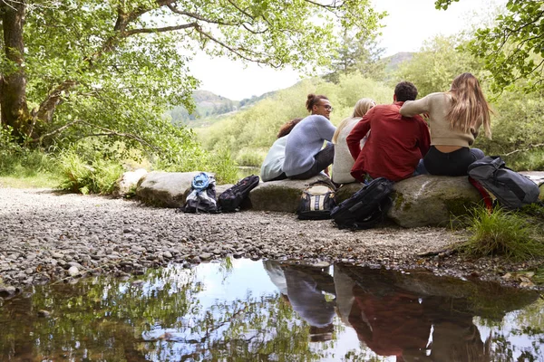 Fünf Junge Erwachsene Freunde Machen Während Einer Wanderung Auf Felsen — Stockfoto