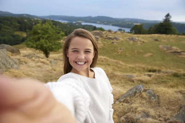 山のハイキング中に Selfie を取って 代の少女の笑みを浮かべて クローズ アップの肖像画 — ストック写真