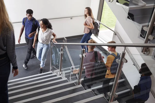 Estudantes Ensino Médio Andando Escadas Entre Aulas Prédio Ocupado Faculdade — Fotografia de Stock