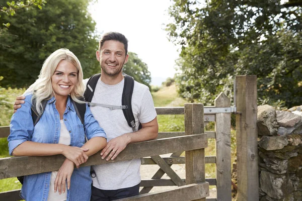 Ehepaar Wandert Seenland Und Blickt Über Holztor — Stockfoto