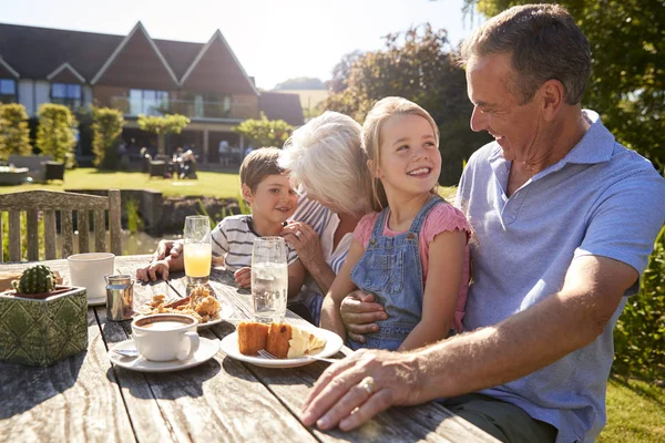 Mor Och Farföräldrar Med Barnbarn Njuter Utomhus Sommar Snack Cafe — Stockfoto