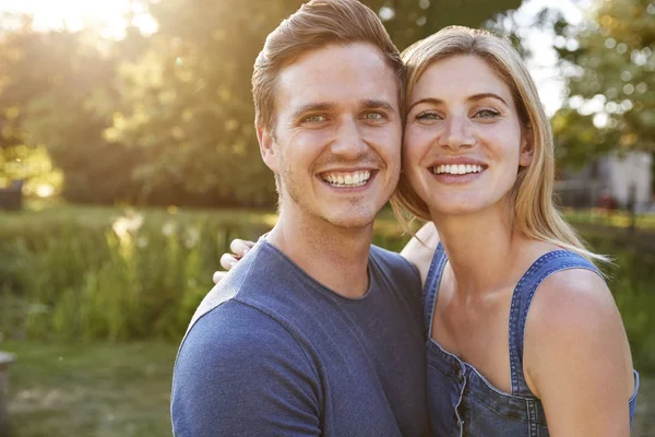 Portrait Couple Souriant Plein Air Dans Parc Été Contre Soleil — Photo