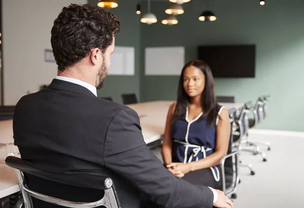 Empresário Entrevistando Candidata Feminina Dia Avaliação Recrutamento Pós Graduação Escritório — Fotografia de Stock