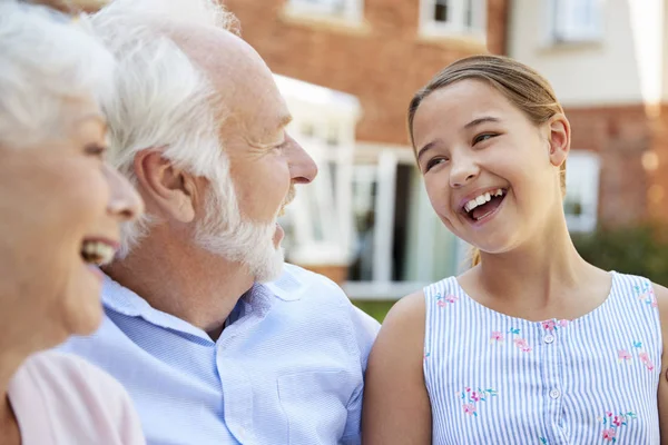 Kleindochter Lachen Met Grootouders Tijdens Bezoek Aan Pensionering Home — Stockfoto