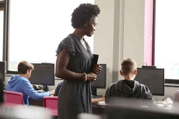 Kvinnlig Lärare Övervaka Linje High School Studenter Som Arbetar Skärmar — Stockfoto