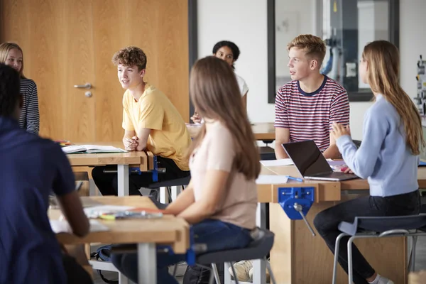 Grupp Gymnasieelever Som Sitter Vid Arbetsbänkar Diskussion Design Och Teknik — Stockfoto