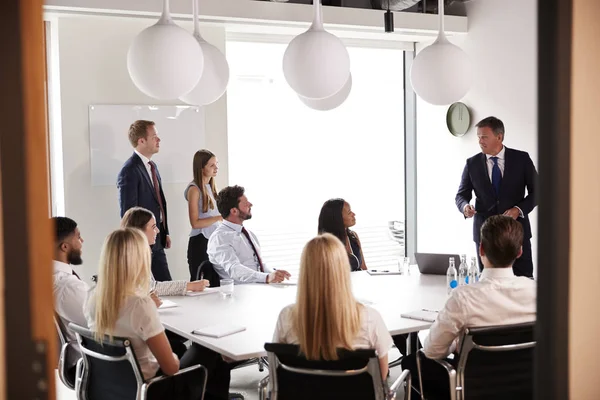 Oudere Zakenman Adressering Fractievergadering Rond Tafel Graduate Recruitment Beoordeling Dag — Stockfoto