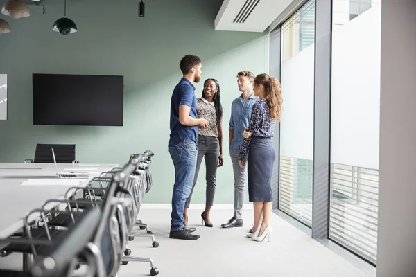 Casualmente Vestidos Hombres Negocios Mujeres Negocios Que Tienen Reunión Informal —  Fotos de Stock