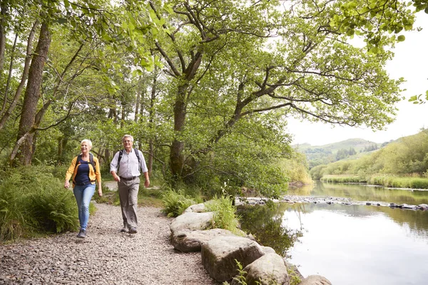 Casal Sênior Caminhadas Longo Caminho Por Rio Lake District — Fotografia de Stock