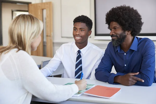 Far Och Tonårige Son Diskussion Med Kvinnliga Lärare Hög Skola — Stockfoto