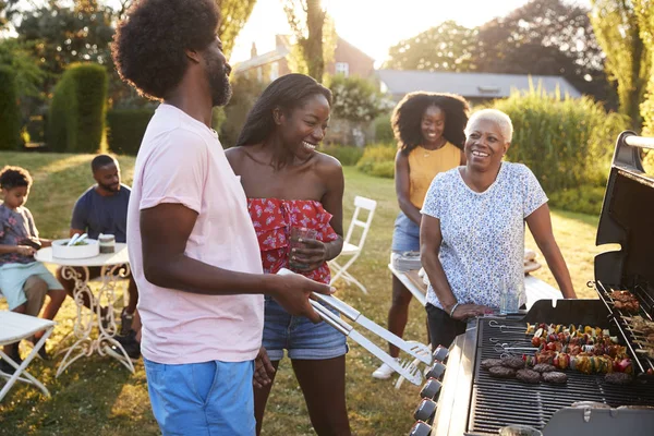 Volwassenen Praten Een Multi Generatie Familie Barbecue — Stockfoto