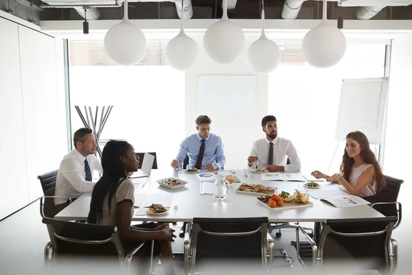 Hombres Negocios Mujeres Negocios Reúnen Moderna Sala Juntas Durante Almuerzo —  Fotos de Stock