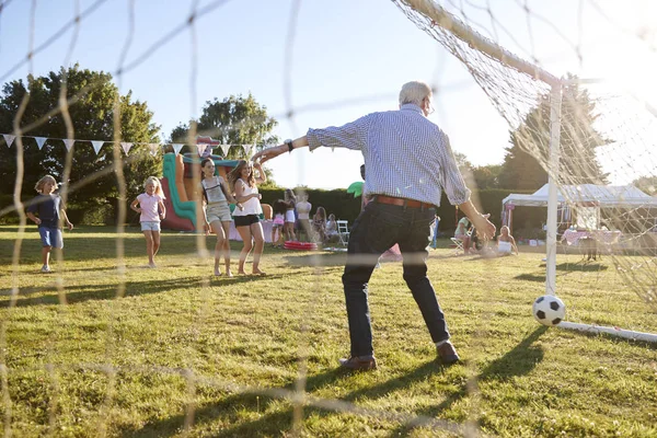 Kinder Spielen Fußballspiel Mit Vater Und Großvater Auf Sommergartenhof — Stockfoto