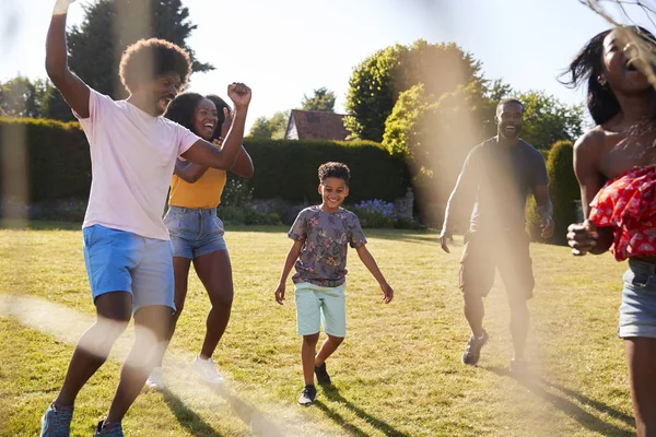 Erwachsene Familie Beim Fußballspielen Mit Sohn Feiert Tor — Stockfoto