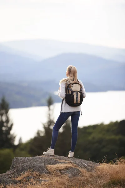 Kvinna Som Står Ensam Berget Efter Vandring Beundra Sjöutsikt Bakifrån — Stockfoto