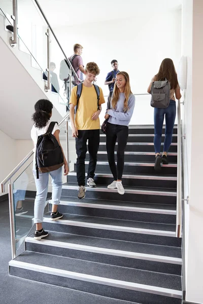 高校生が忙しい大学校舎でレッスンの間階段の歩行 — ストック写真