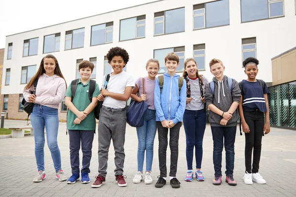 Portrait Groupe Élèves Secondaire Debout Extérieur Des Bâtiments Scolaires — Photo