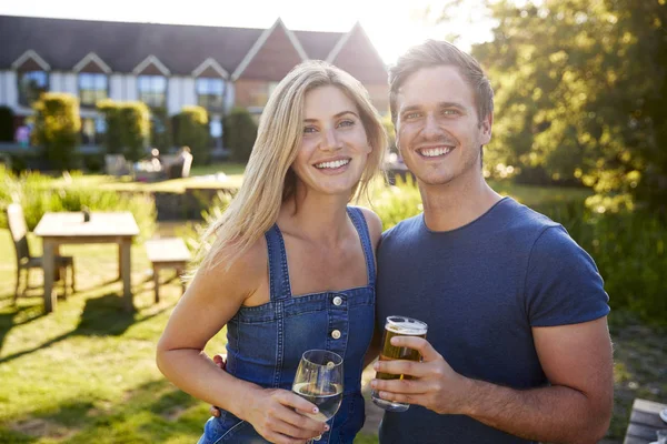 Portrait Couple Enjoying Outdoor Summer Drink Pub — Stock Photo, Image
