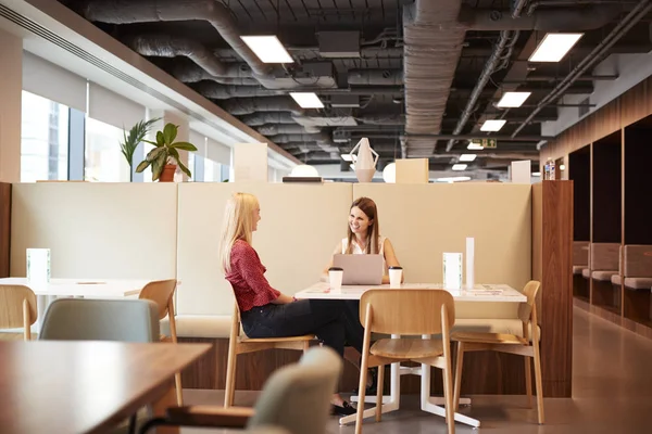 Dos Jóvenes Empresarias Teniendo Una Entrevista Informal Área Cafetería Día — Foto de Stock