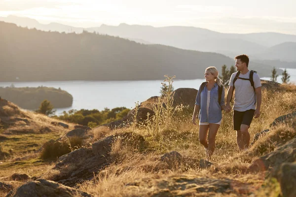 Pareja Caminando Cima Colina Caminata Por Campo Distrito Los Lagos — Foto de Stock