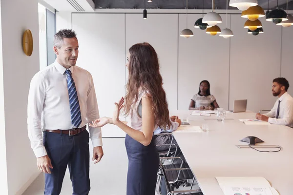 Businessman Businesswoman Standing Modern Boardroom Having Informal Discussion Colleagues Meeting — Stock Photo, Image