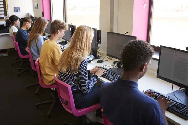 Lijn Van Teenage Middelbare Schoolstudenten Die Computer Klasse Studeren — Stockfoto