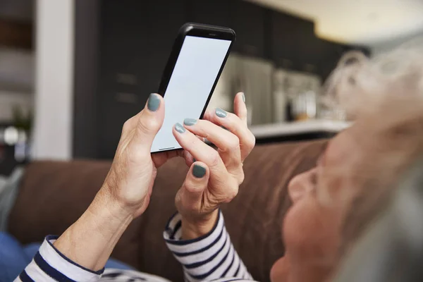 Mujer Mayor Acostada Sofá Usando Teléfono Inteligente Cerca — Foto de Stock