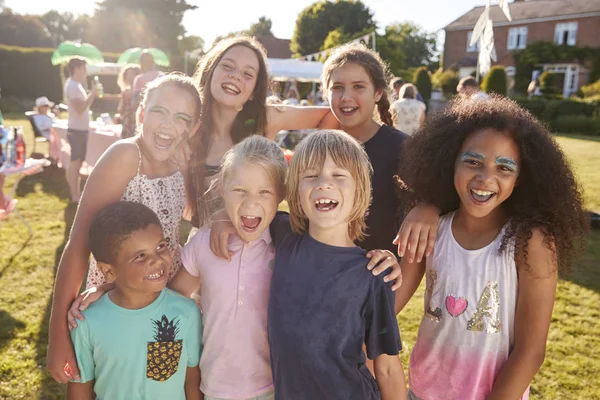 Grupp Porträtt Barn Som Deltar Summer Garden Fete Titta Kamera — Stockfoto