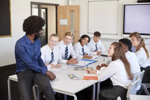 Profesor Secundaria Masculino Sentado Mesa Con Alumnos Adolescentes Que Llevan — Foto de Stock