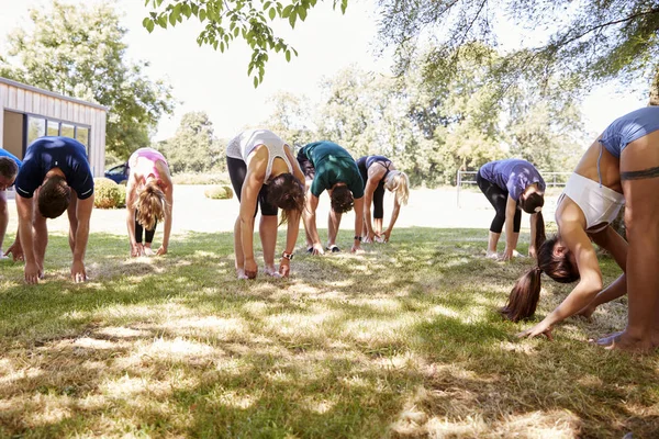 Kadın Eğitmen Lider Açık Yoga Sınıfı Parkta Yoga Sınıfına Sahip — Stok fotoğraf