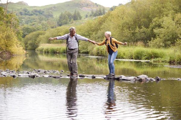 Senior Par Korsar Floden Medan Vandring Storbritannien Lake District — Stockfoto