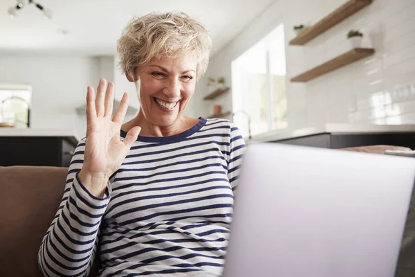 Senior Vrouw Video Bellen Een Laptop Zwaaien Scherm — Stockfoto