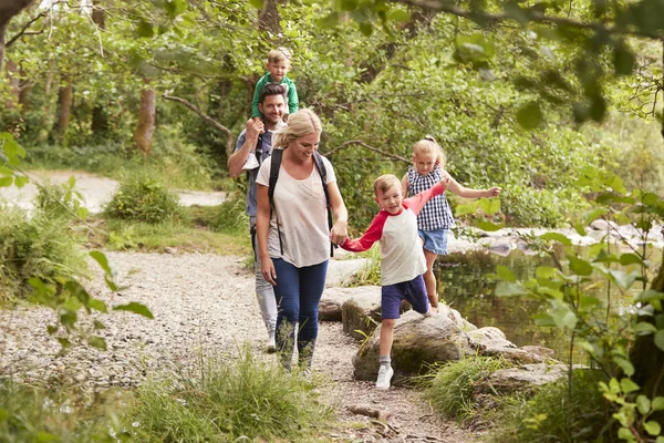 Familj Vandring Längs Väg Vid Floden Storbritannien Lake District — Stockfoto