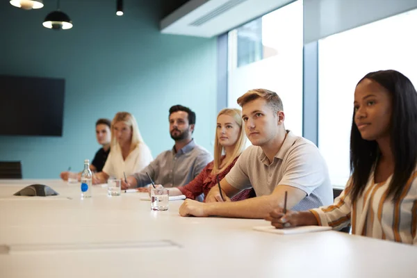 Skupina Mladých Kandidátů Posezení Konferenčního Stolu Poslechu Prezentace Business Graduate — Stock fotografie