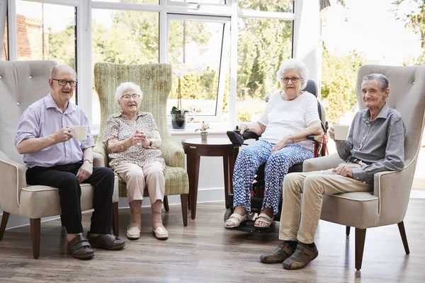 男女居民坐在退休之家休息室的椅子上的肖像 — 图库照片