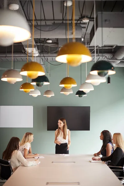 Gruppe Von Geschäftsfrauen Sitzt Vorstandstisch Und Arbeitet Der Aufgabe Beim — Stockfoto