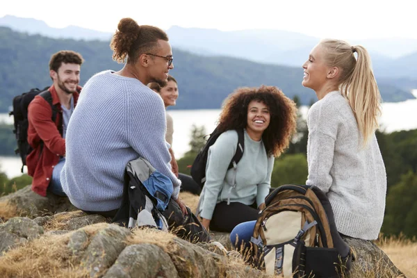 Cinq Jeunes Amis Adultes Assis Parlant Sommet Après Une Randonnée — Photo