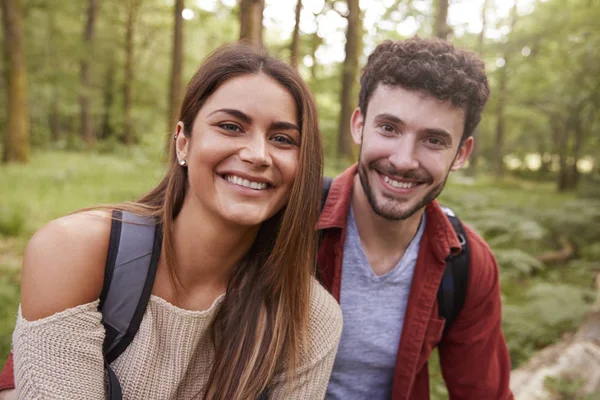 Jovem Casal Adulto Sorrindo Para Câmera Durante Uma Caminhada Uma — Fotografia de Stock