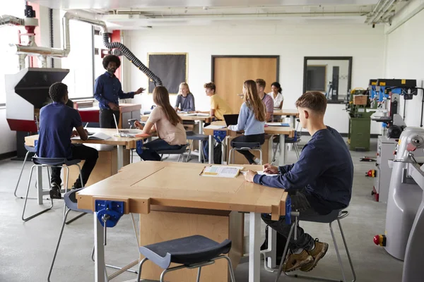 Klas Met Leerlingen Van Middelbare School Zit Werk Banken Luisteren — Stockfoto