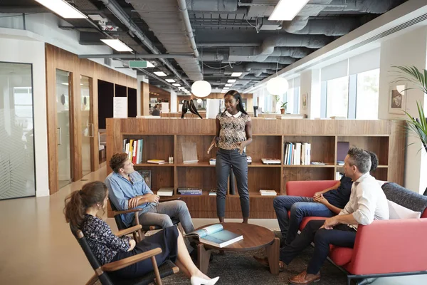 Terloops Gekleed Zakenlieden Zakenvrouwen Met Informele Bijeenkomst Moderne Kantoor — Stockfoto