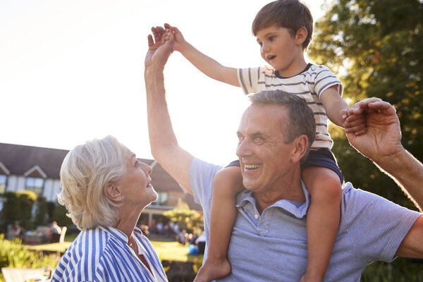 Grandparents Giving Grandson Ride Shoulders Summer Park Flaring Sun — Stock Photo, Image