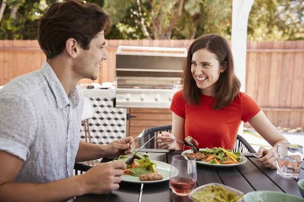 Jeune Couple Blanc Déjeunant Une Table Dans Jardin — Photo