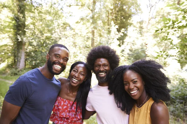 Quattro Amici Afroamericani Adulti Nella Foresta Testa Spalle — Foto Stock