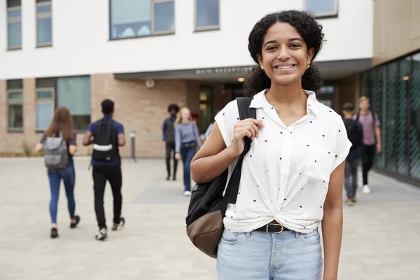 Retrato Una Estudiante Secundaria Sonriente Fuera Del Edificio Universidad Con — Foto de Stock