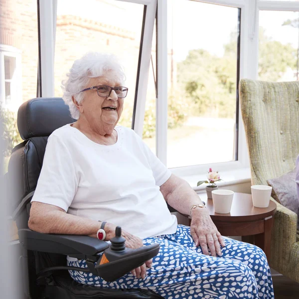Senior Vrouw Zitten Lounge Van Bejaardentehuis Gemotoriseerde Rolstoel — Stockfoto