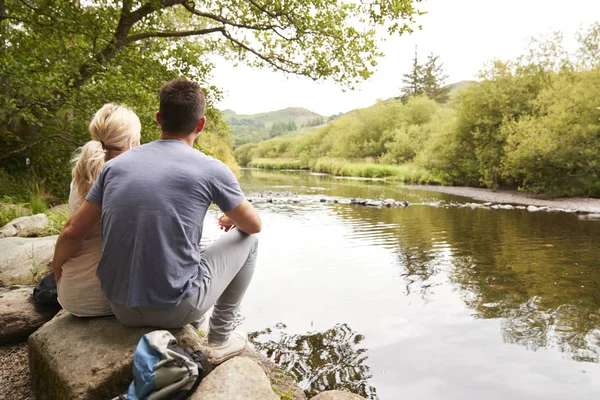 Pár Túra Néz Több Mint Folyó Brit Lake District — Stock Fotó