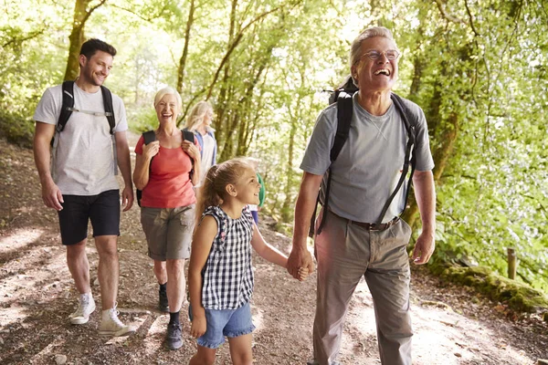 Mehrgenerationenfamilie Genießt Gemeinsamen Spaziergang Auf Waldweg — Stockfoto