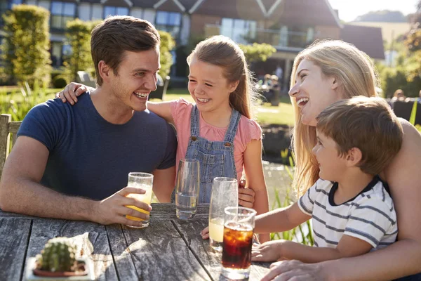 Família Desfrutando Bebida Verão Livre Pub — Fotografia de Stock