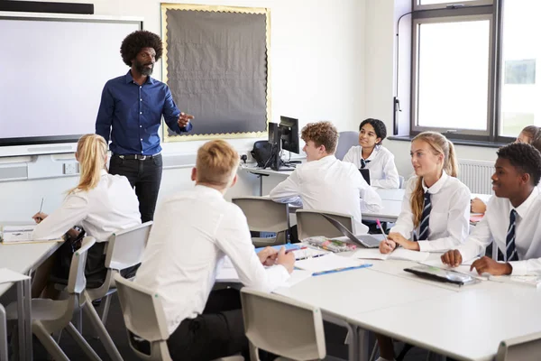 Hane High School Lärare Står Bredvid Interaktiv Skrivtavla Och Undervisning — Stockfoto