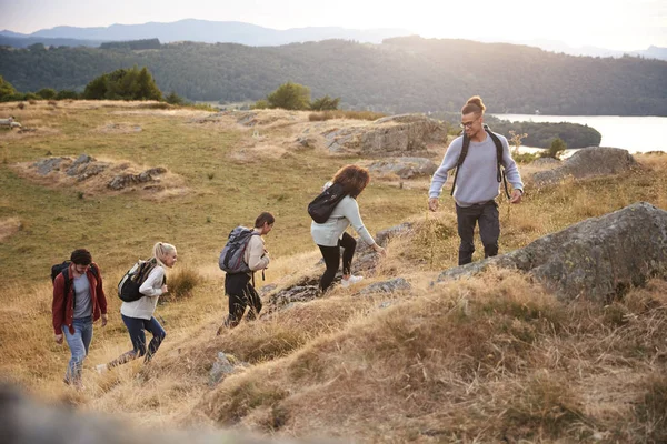 Beş Genç Yetişkin Arkadaş Bir Dağ Sırasında Zirveye Tırmanış Sırasında — Stok fotoğraf